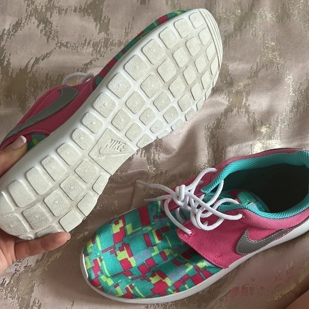 NIKE ROSHE RUN SNEAKERS DIGITAL PRINT PNK/WHT/HYPER-JADE - Picture 4 of 4